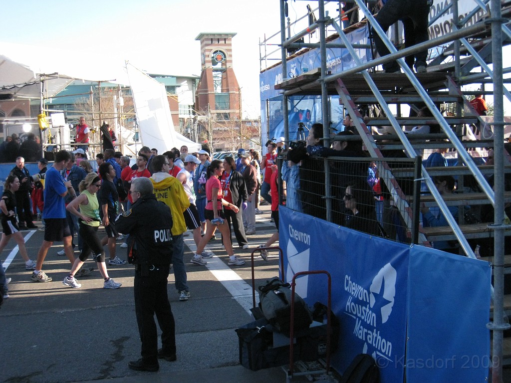 Houston ep5K 2009 1060.jpg - The mens winner was being interviewed... way back at the edge of the blue banners.